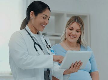 Doctor reviews care plan with patient during friendly clinic education session